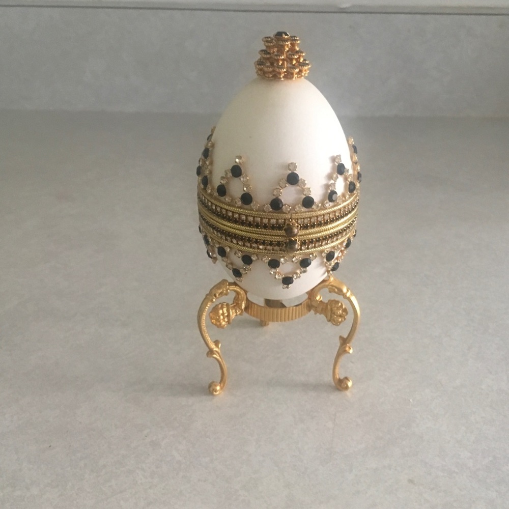 Jeweled , lined decorative music playing egg!